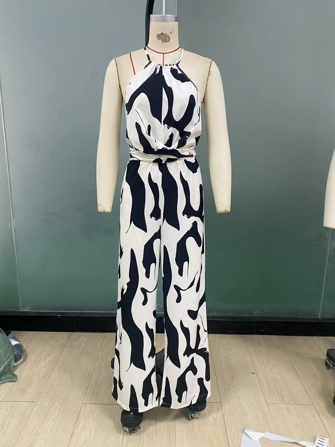 Macacão Feminino Longo com Decote Halter – Estampado, sem Mangas, Cintura Alta com Laço e Calça de Perna Larga