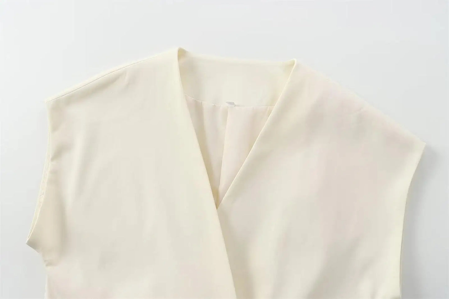 Conjunto Feminino de Calças e Top sem Mangas – Decote em V, Cinto Elegante e Corte Reto