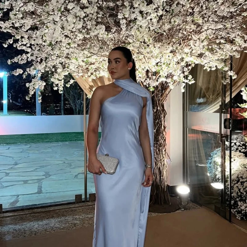 Vestido de Festa em Cetim com Laço – Elegante, Decote Halter, Ombros Descobertos e Costas Abertas