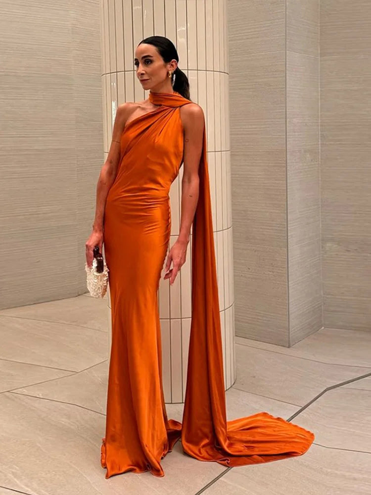 Vestido de Festa em Cetim com Laço – Elegante, Decote Halter, Ombros Descobertos e Costas Abertas