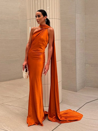 Vestido de Festa em Cetim com Laço – Elegante, Decote Halter, Ombros Descobertos e Costas Abertas