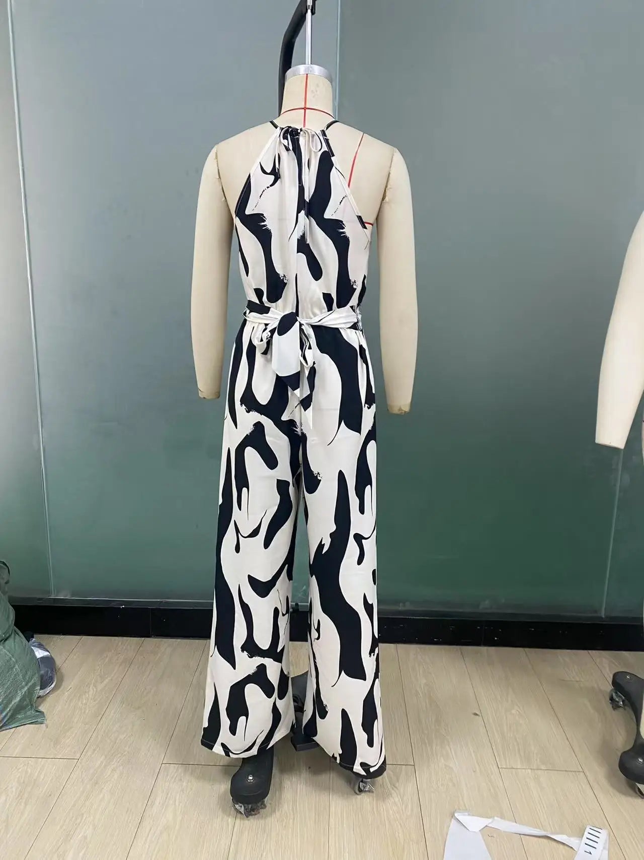 Macacão Feminino Longo com Decote Halter – Estampado, sem Mangas, Cintura Alta com Laço e Calça de Perna Larga